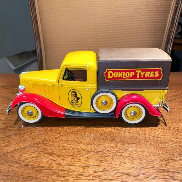 Solido Ford V8 Pick Up 1936 Dunlop Tyres Graphics Model Truck 1/19 Scale - Picture 3 of 9